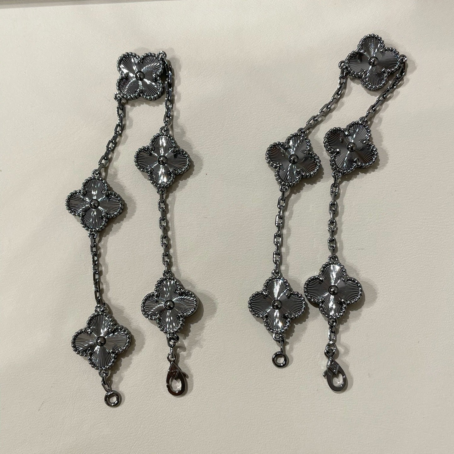 [⭐JeweliWhal]CLOVER 5 MOTIF BLACK BRACELET