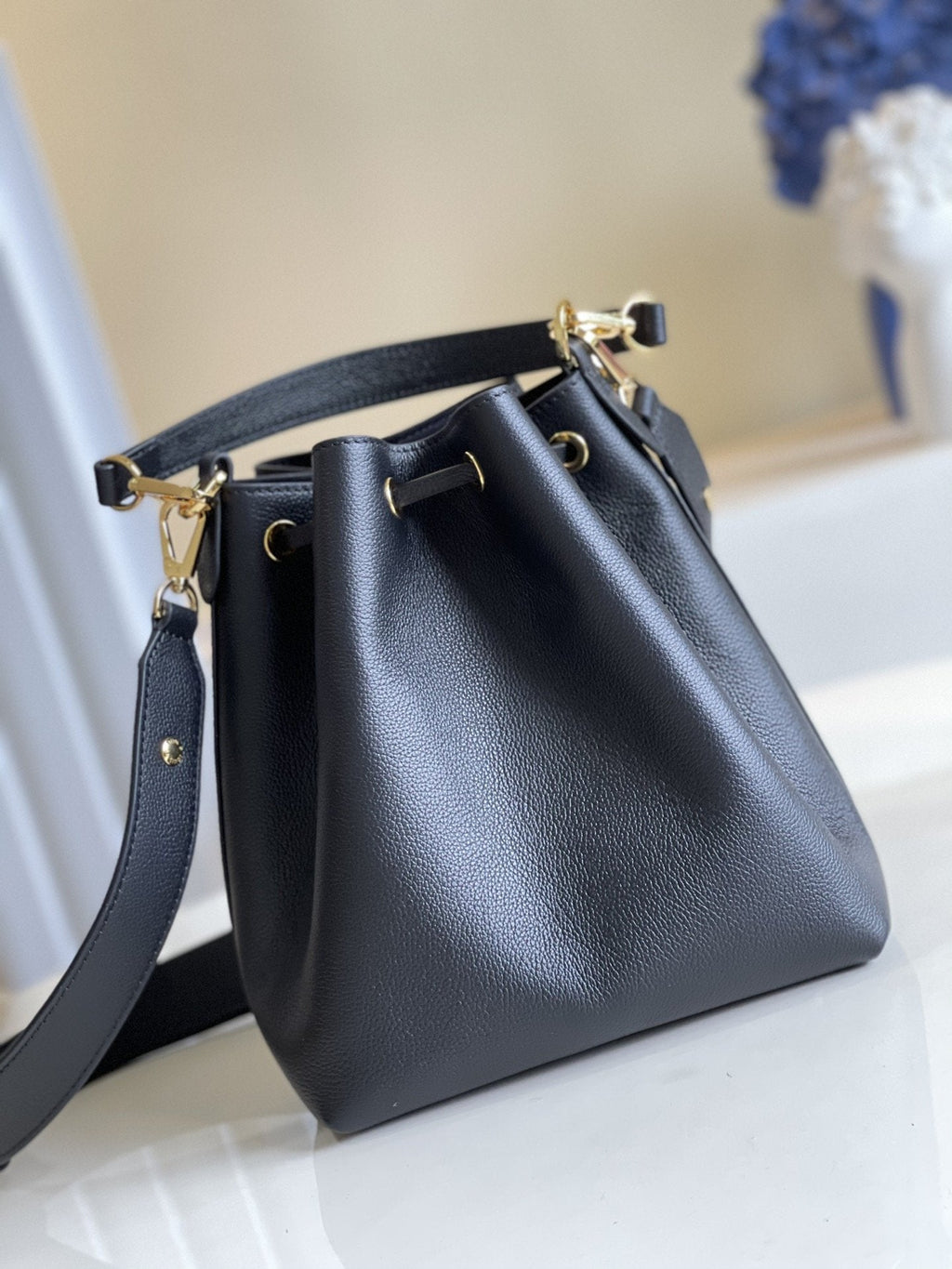 LV LOCKME BUCKET 23 BLACK GRAINED CALF SKIN