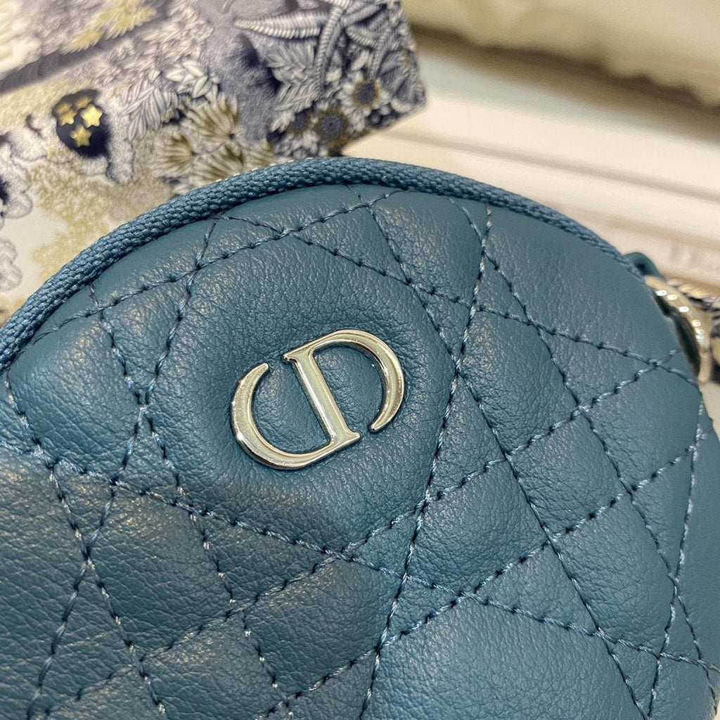 ABNEHMBARE RUNDE CARO-MÜNZGELDBÖRSE AUS TIEFGEKÜHLBLAUEM CANNAGE-KALBLEDER 