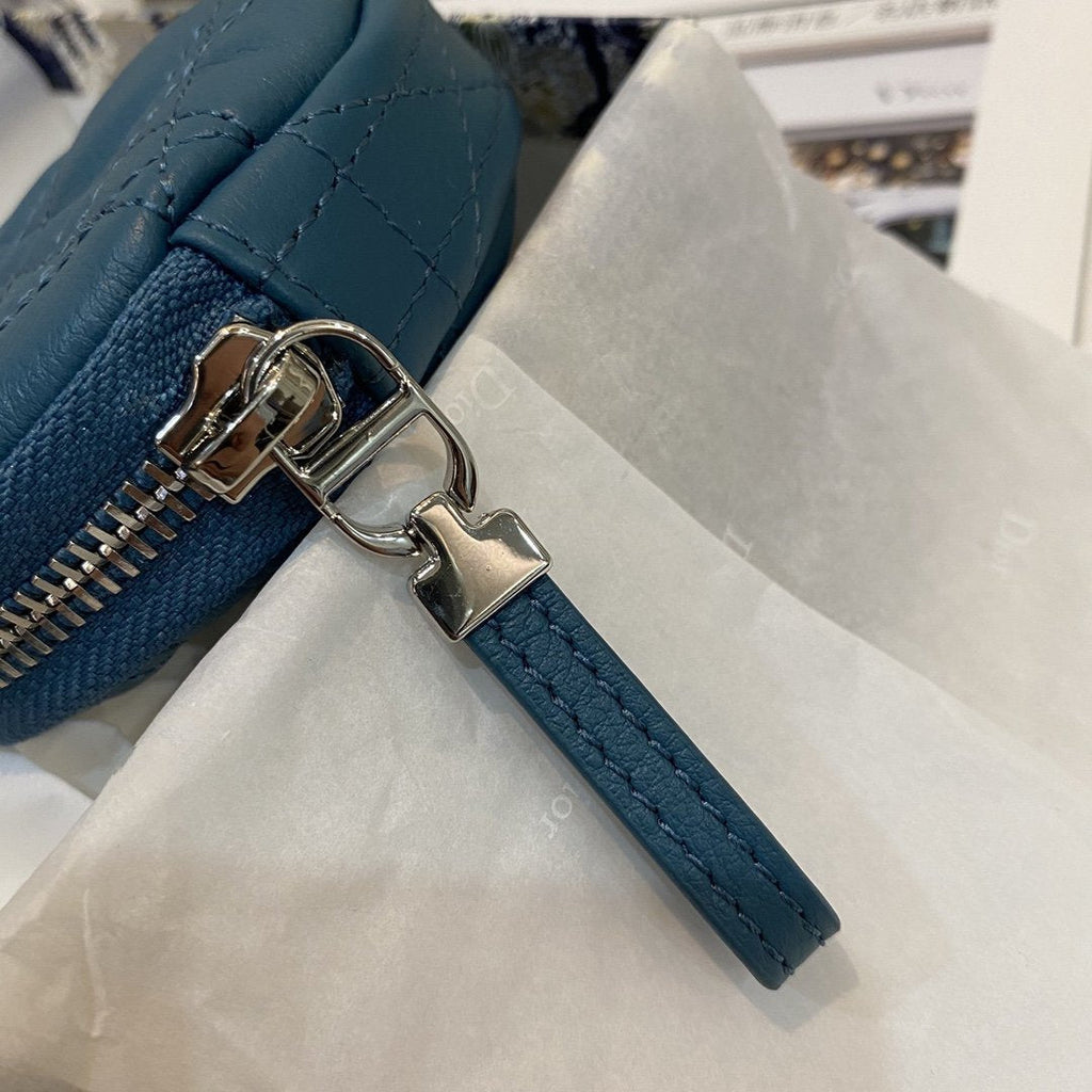 ABNEHMBARE RUNDE CARO-MÜNZGELDBÖRSE AUS TIEFGEKÜHLBLAUEM CANNAGE-KALBLEDER 