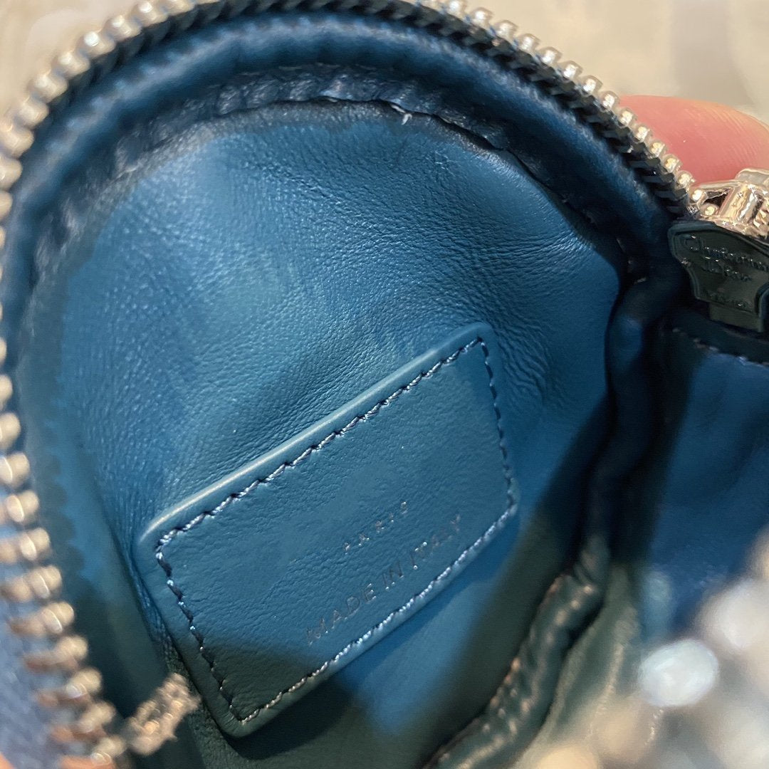 ABNEHMBARE RUNDE CARO-MÜNZGELDBÖRSE AUS TIEFGEKÜHLBLAUEM CANNAGE-KALBLEDER 