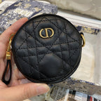 ABNEHMBARE RUNDE CARO-MÜNZGELDBÖRSE AUS SCHWARZEM CANNAGE-KALBLEDER