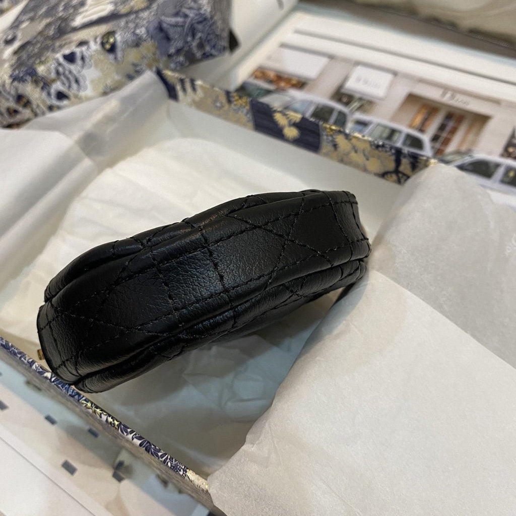 ABNEHMBARE RUNDE CARO-MÜNZGELDBÖRSE AUS SCHWARZEM CANNAGE-KALBLEDER