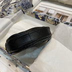 ABNEHMBARE RUNDE CARO-MÜNZGELDBÖRSE AUS SCHWARZEM CANNAGE-KALBLEDER