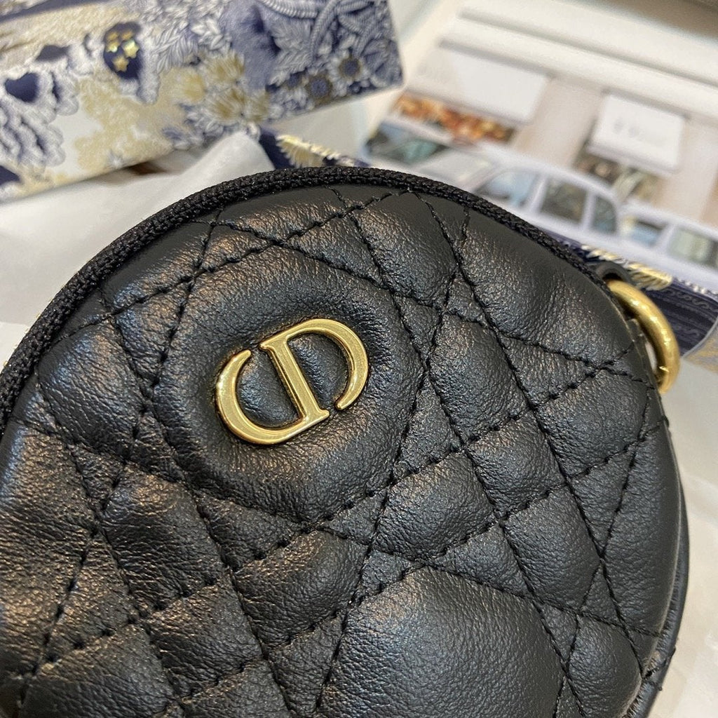 ABNEHMBARE RUNDE CARO-MÜNZGELDBÖRSE AUS SCHWARZEM CANNAGE-KALBLEDER