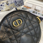 ABNEHMBARE RUNDE CARO-MÜNZGELDBÖRSE AUS SCHWARZEM CANNAGE-KALBLEDER