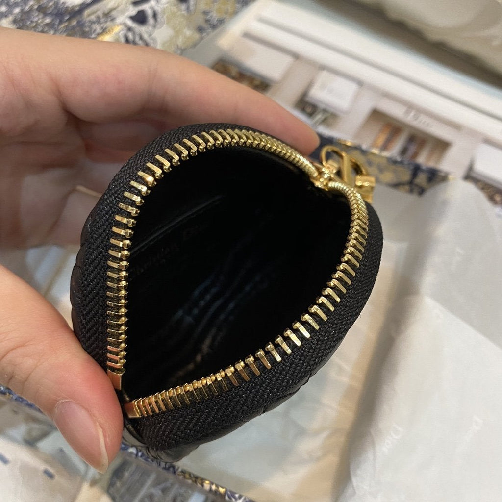 ABNEHMBARE RUNDE CARO-MÜNZGELDBÖRSE AUS SCHWARZEM CANNAGE-KALBLEDER