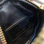 ABNEHMBARE RUNDE CARO-MÜNZGELDBÖRSE AUS SCHWARZEM CANNAGE-KALBLEDER