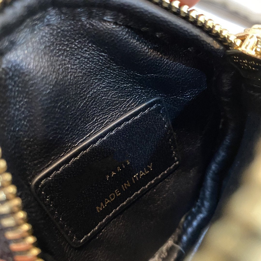 ABNEHMBARE RUNDE CARO-MÜNZGELDBÖRSE AUS SCHWARZEM CANNAGE-KALBLEDER