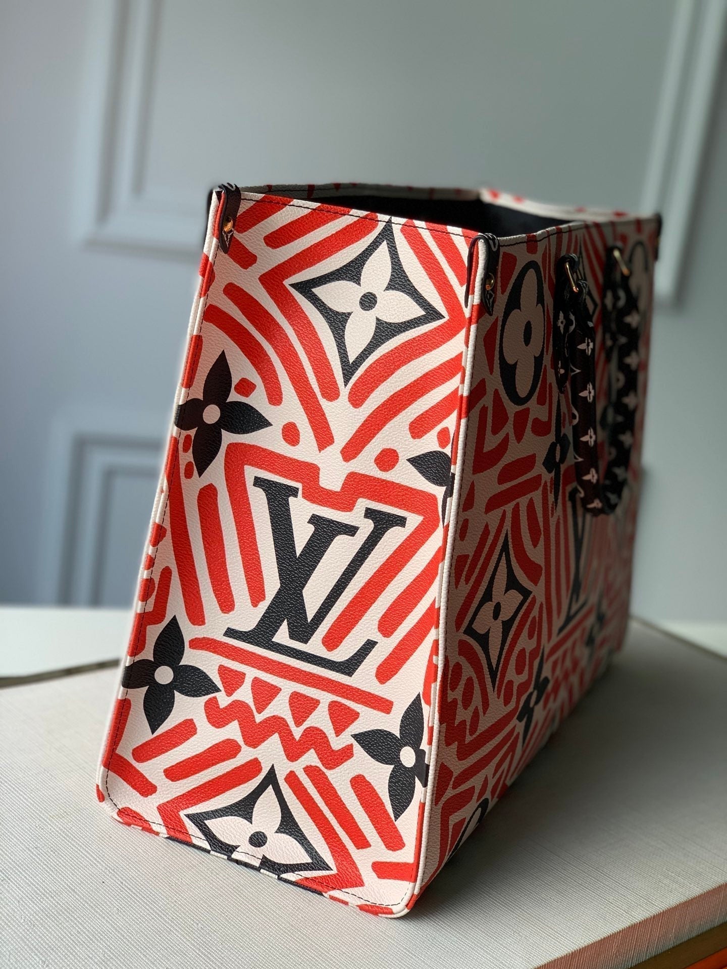 LV CRAFTY ONTHEGO GM CREME UND ROTES MONOGRAMM RIESENLEINWAND