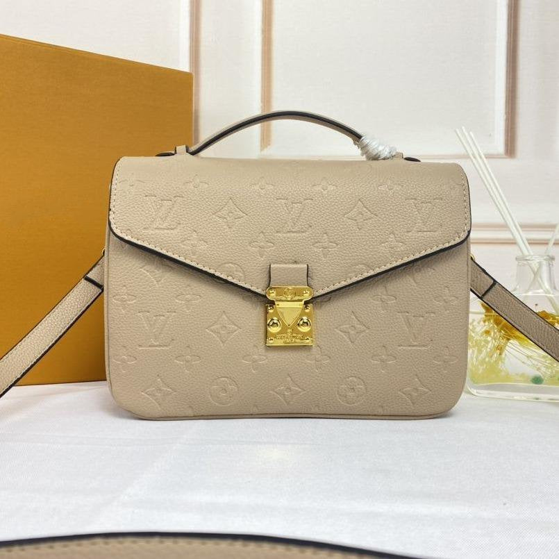 LV Pochette Métis 25 cm Beige