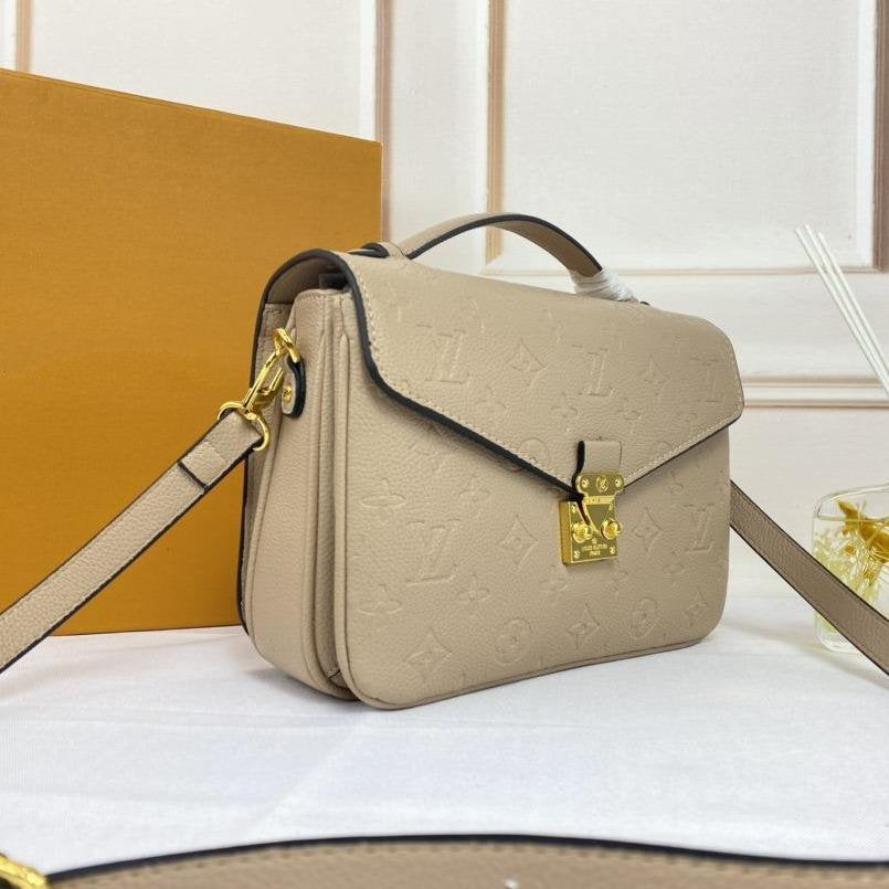 LV Pochette Métis 25 cm Beige
