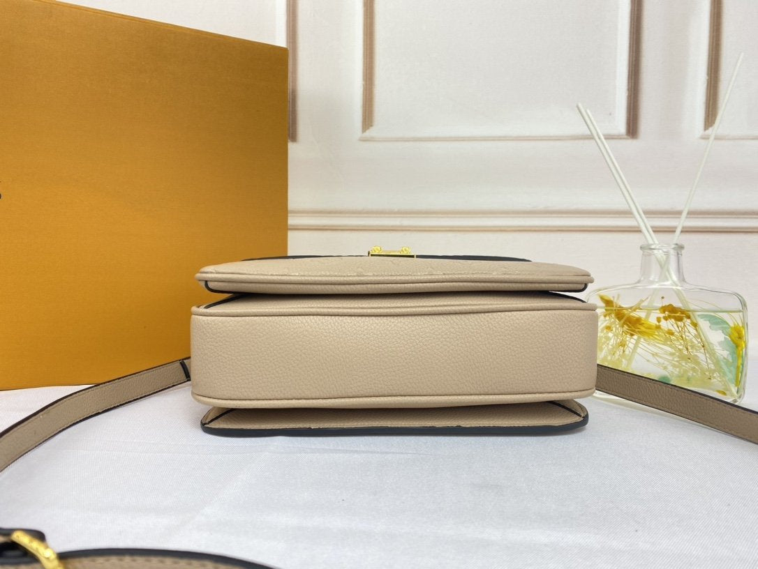 LV Pochette Métis 25 cm Beige