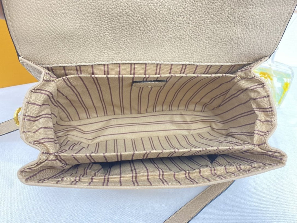 LV Pochette Métis 25 cm Beige
