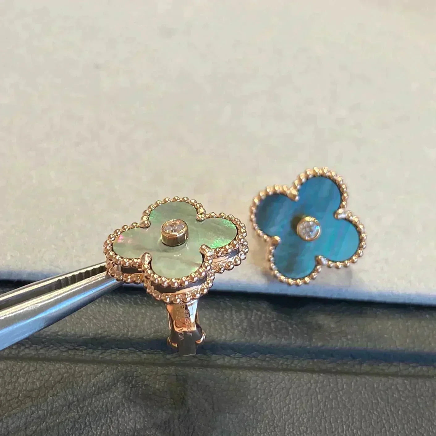 ®Jewelicorn®クローバー ミディアム 1モチーフ グレー モップ ダイヤモンド イヤリング