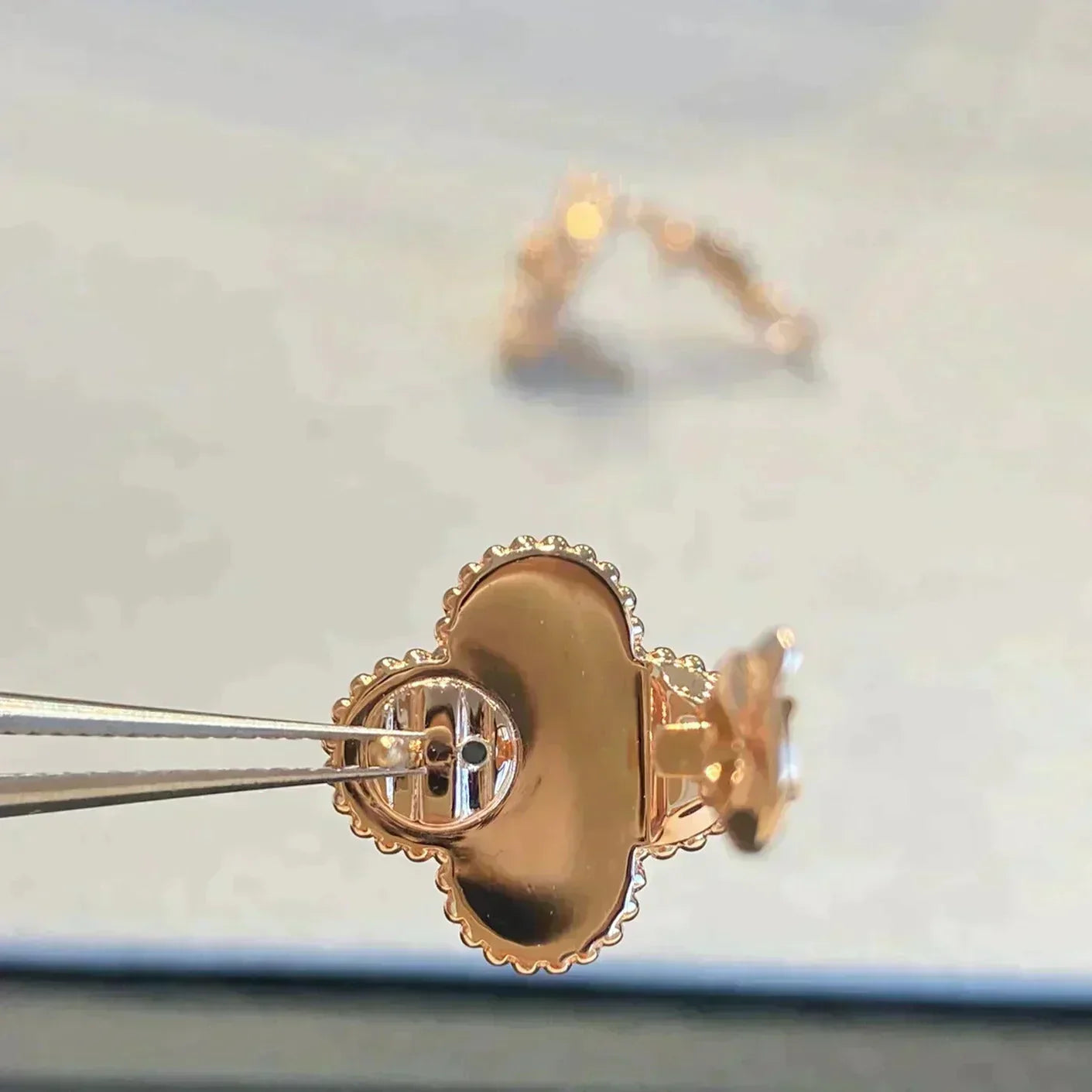 ®Jewelicorn®クローバー ミディアム 1モチーフ グレー モップ ダイヤモンド イヤリング