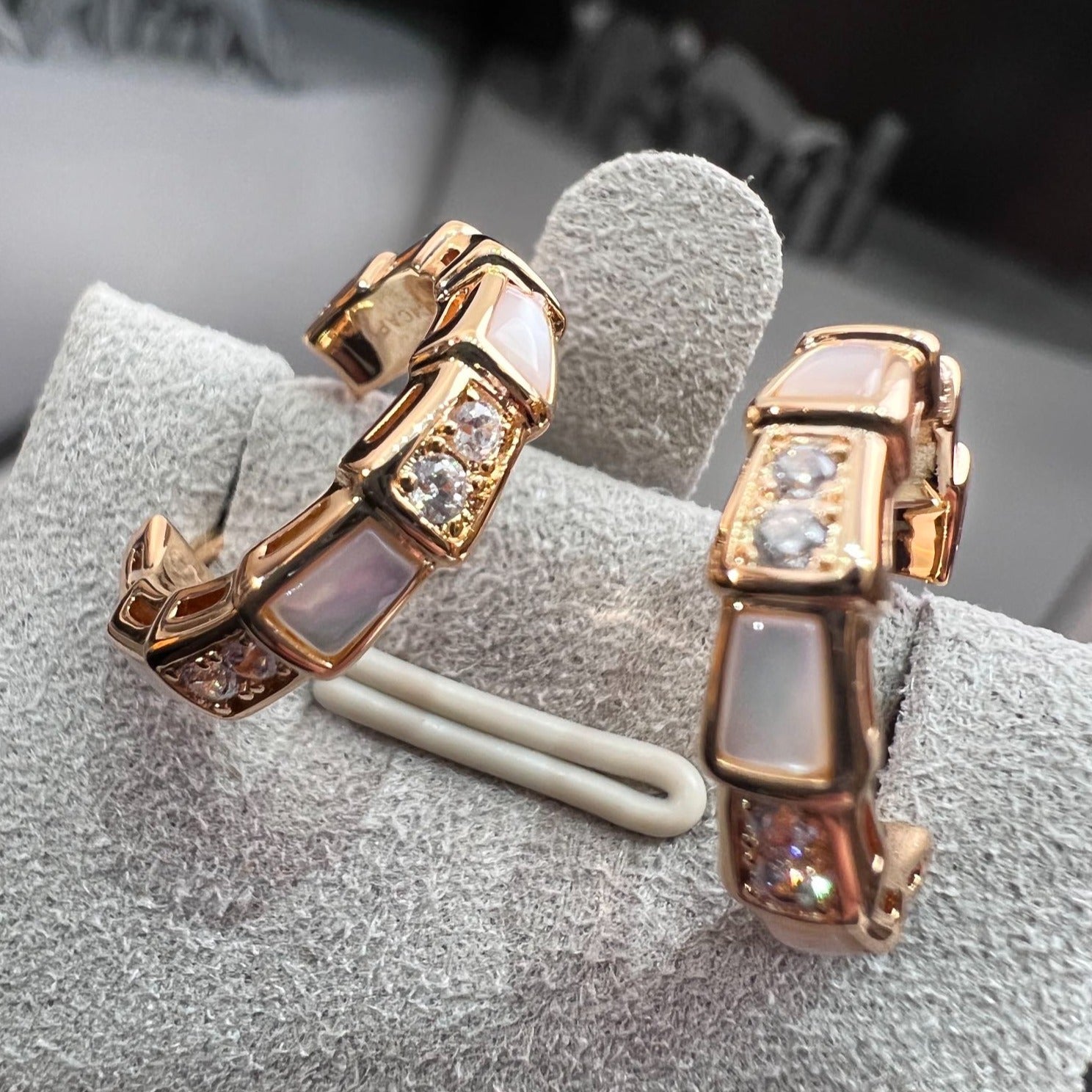 ¡®Jewelicorn¡¯SERPENTI MOP PINK GOLD EARRINGS