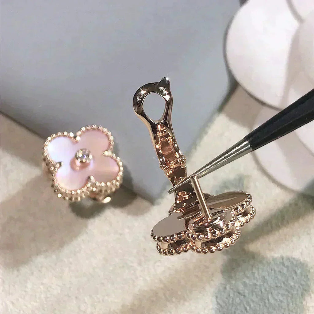 ®Jewelicorn®クローバー ミディアム 1モチーフ ピンク モップ ダイヤモンド イヤリング