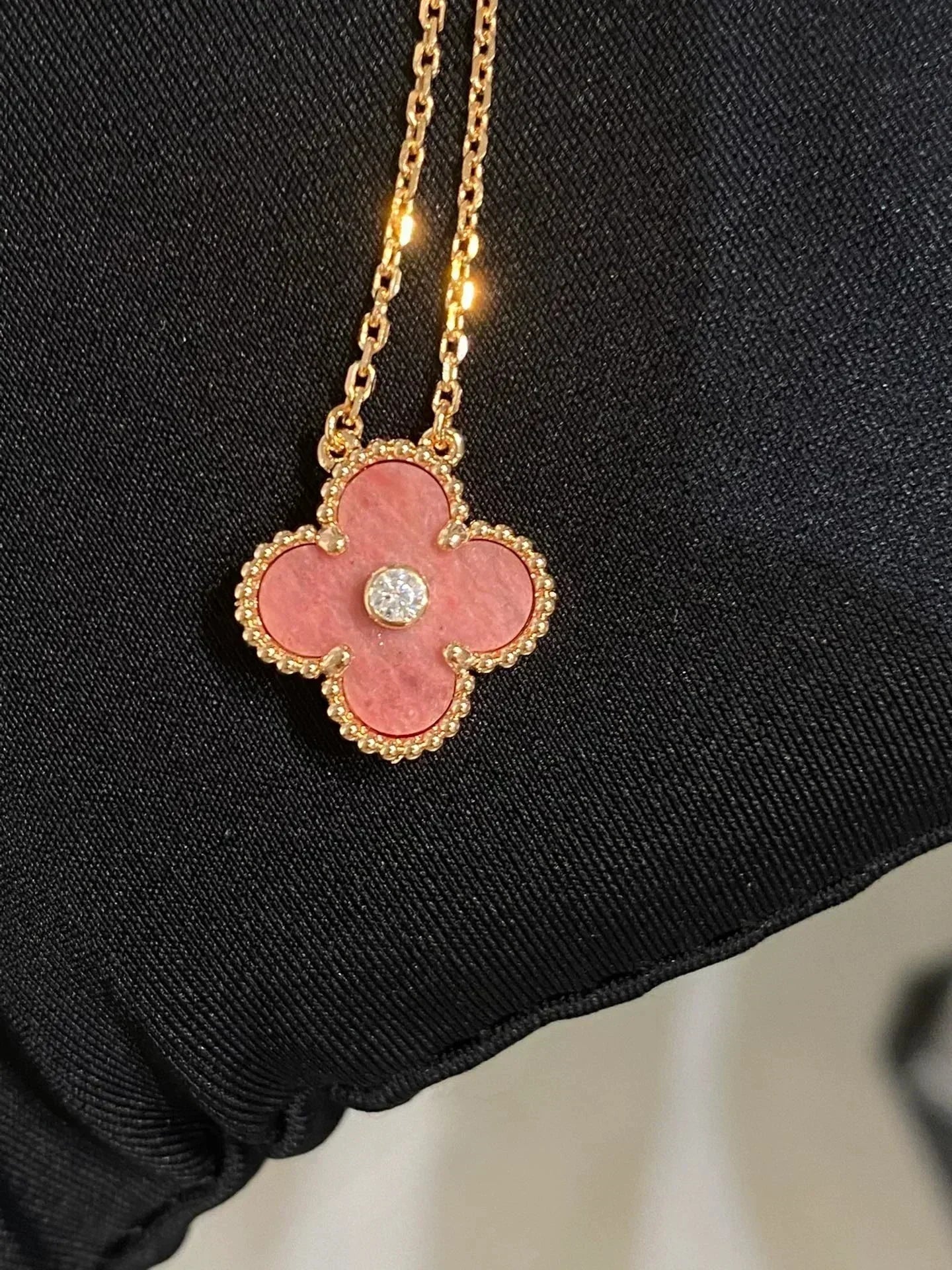 ¡®Jewelicorn¡¯CLOVER 15MM DIAMOND RHODONITE NECKLACE