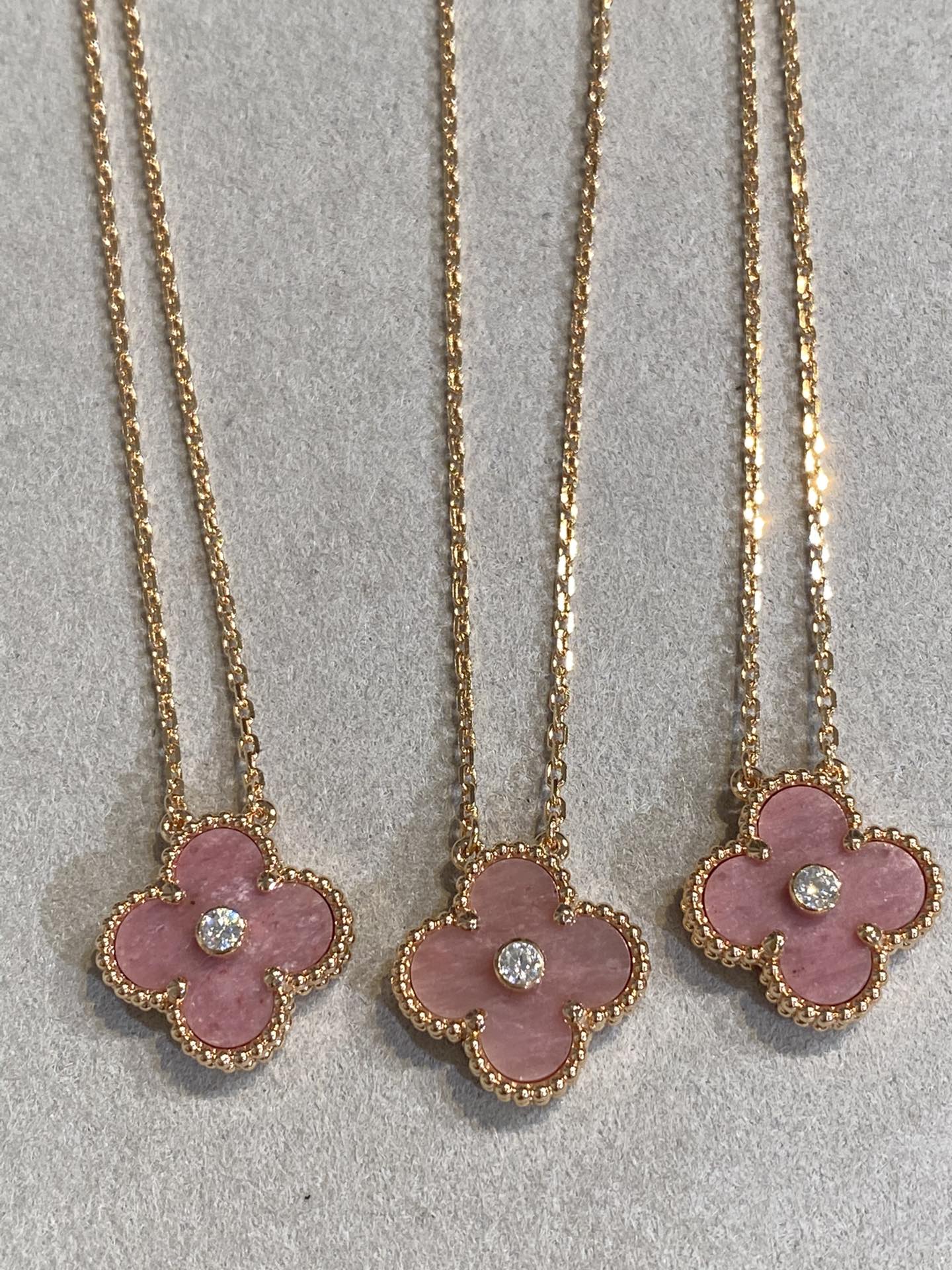 ¡®Jewelicorn¡¯CLOVER 15MM DIAMOND RHODONITE NECKLACE