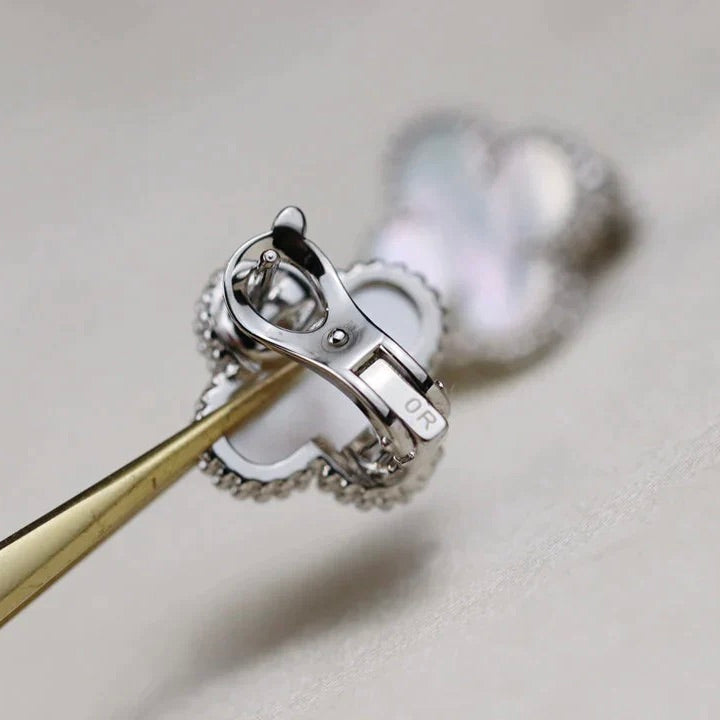 ®Jewelicorn®クローバー ミディアム 1モチーフ ホワイト モップ イヤリング シルバー