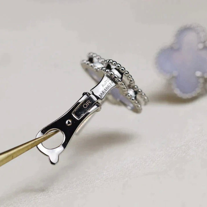 ®Jewelicorn®クローバー ミディアム 1モチーフ ホワイト モップ イヤリング シルバー