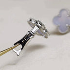 ®Jewelicorn®クローバー ミディアム 1モチーフ ホワイト モップ イヤリング シルバー