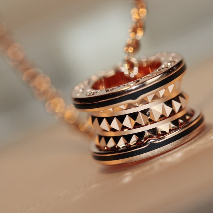 Jewelicorn Zero 1 Rock Anhänger Halskette aus rosa Gold und Schwarz