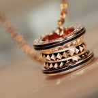 Jewelicorn Zero 1 Rock Anhänger Halskette aus rosa Gold und Schwarz