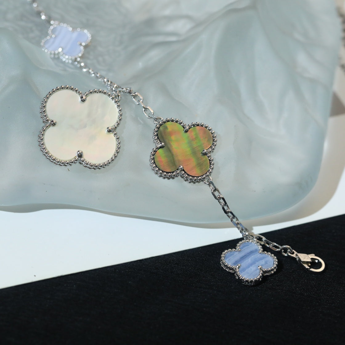 ¡®Jewelicorn¡¯CLOVER BRACELET 5 MOTIFS MOP CHALCEDONY SILVER