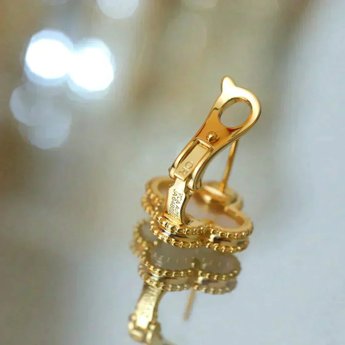 ®Jewelicorn®クローバー ミディアム 1モチーフ ホワイト モップ スタッドピアス