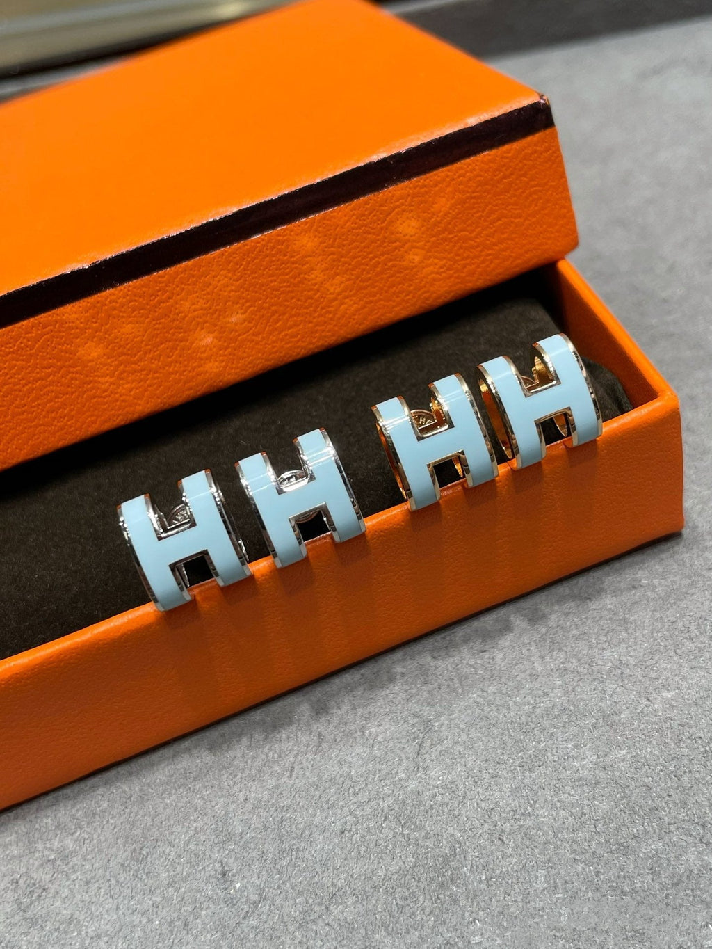 ®Jewelicorn® POP H スカイブルー スタッドピアス