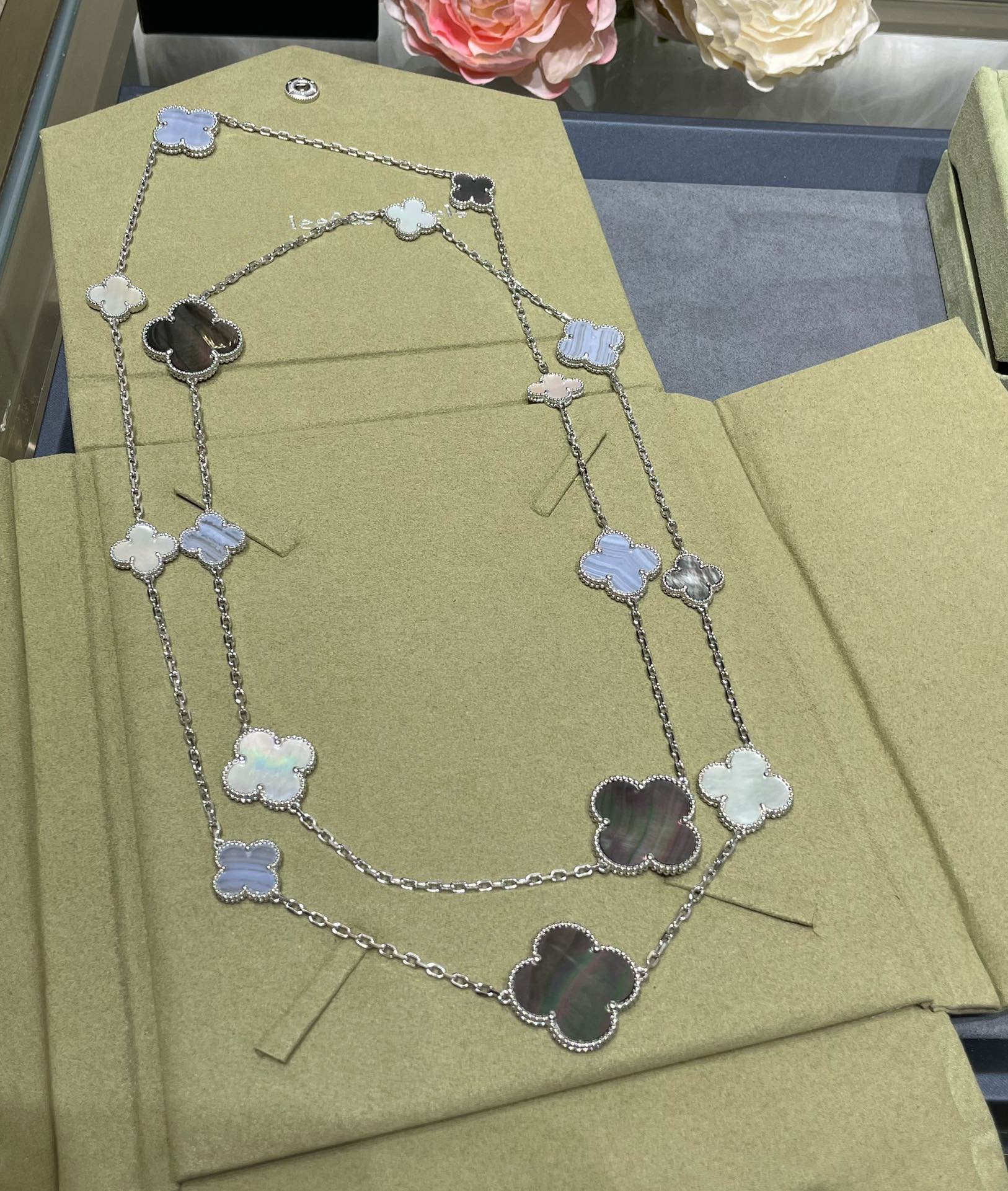 ®Jewelicorn®クローバー 16モチーフ カルセドニー モップ シルバーネックレス