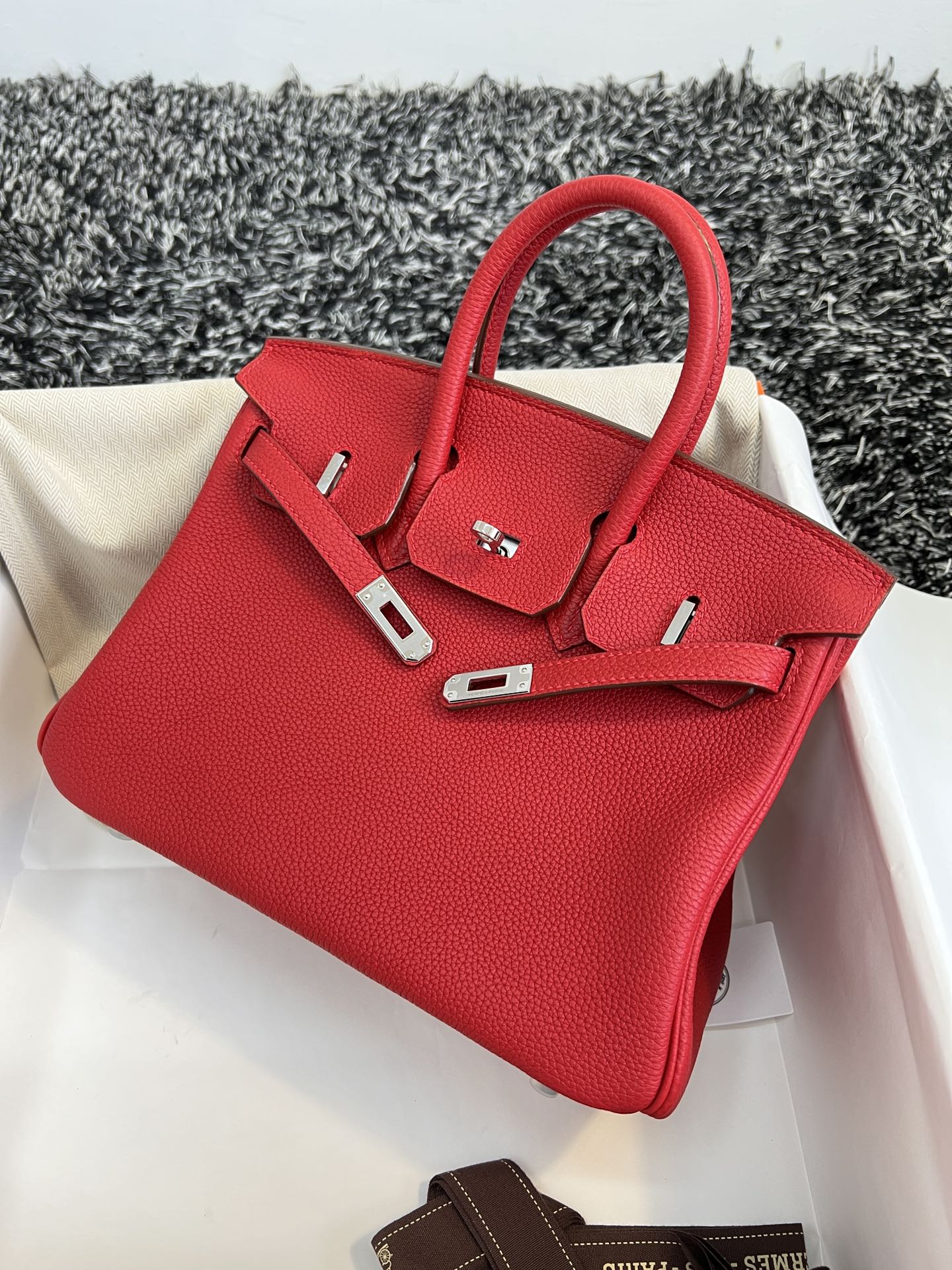 HM Birkin 25 cm, rotes Togo-Leder, silberne Beschläge