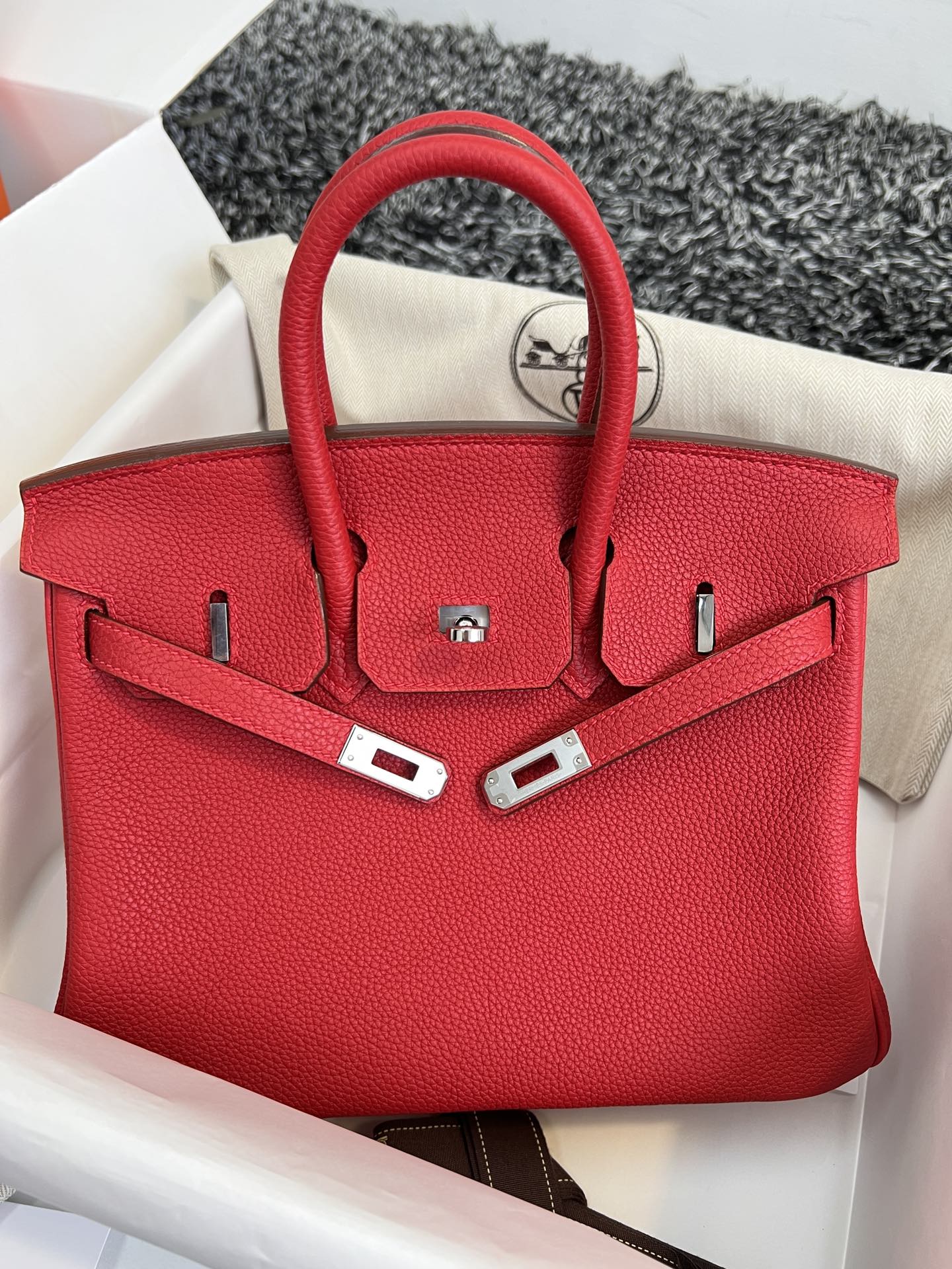 HM Birkin 25 cm, rotes Togo-Leder, silberne Beschläge