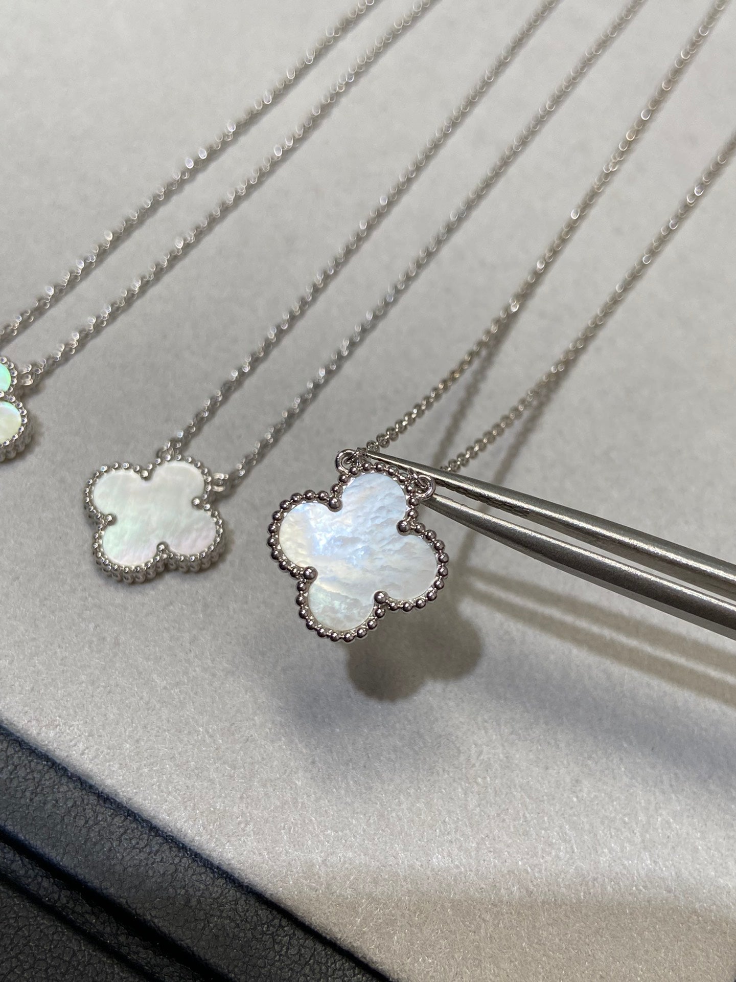 ¡®Jewelicorn¡¯CLOVER MEDIUM SILVER WHITE MOP NECKLACE