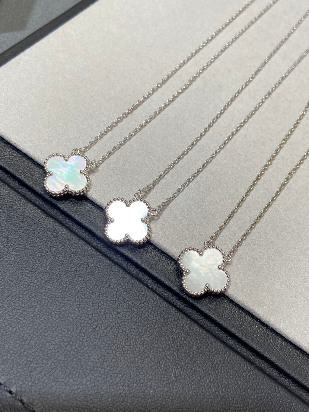 ¡®Jewelicorn¡¯CLOVER MEDIUM SILVER WHITE MOP NECKLACE