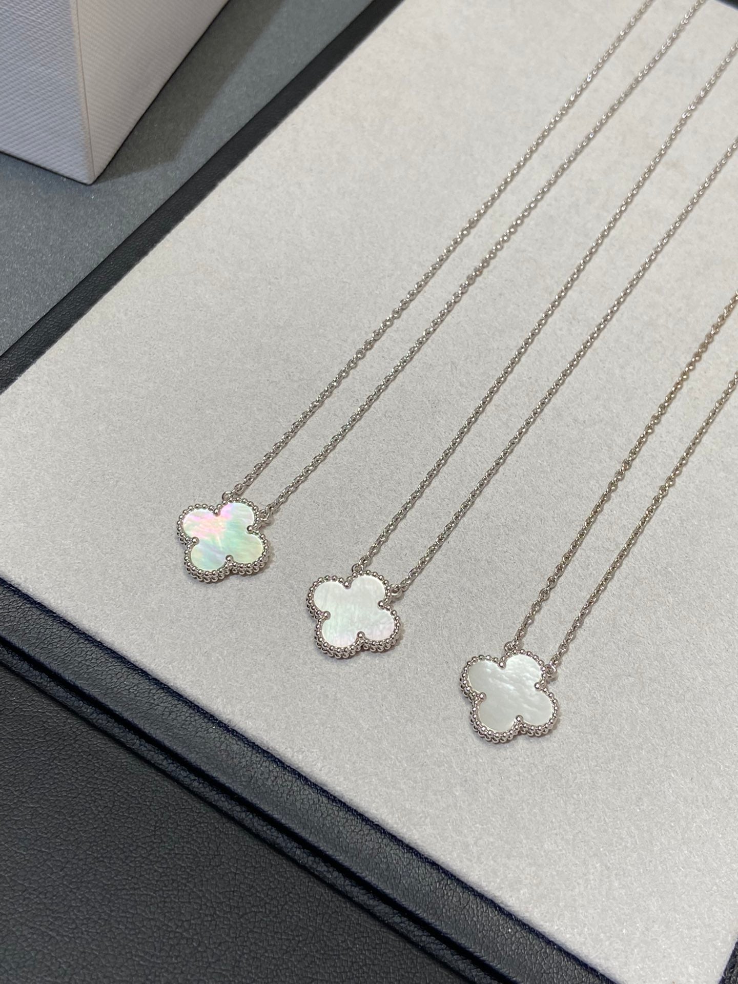 ¡®Jewelicorn¡¯CLOVER MEDIUM SILVER WHITE MOP NECKLACE