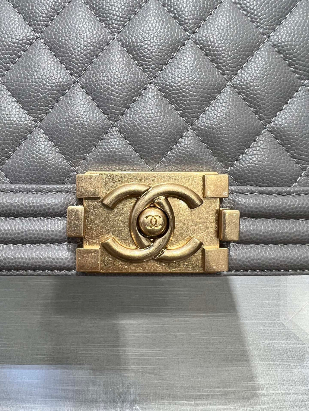 BOY BAG MEDIUM 25 GRAU CAVIAR GOLDENE HARDWARE