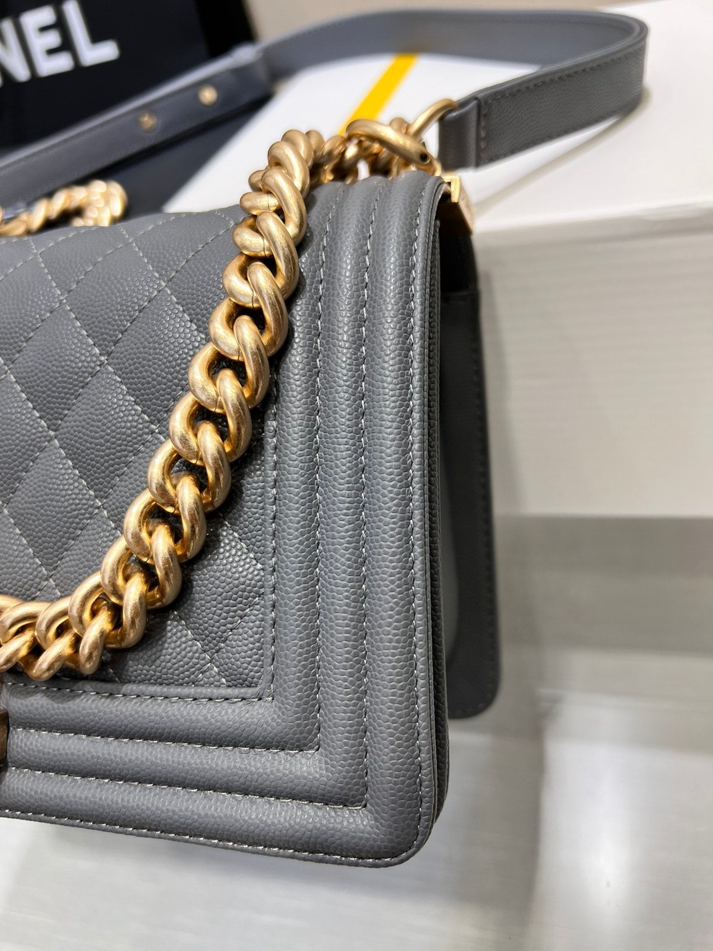 BOY BAG MEDIUM 25 DUNKELGRAU CAVIAR GOLDENE HARDWARE