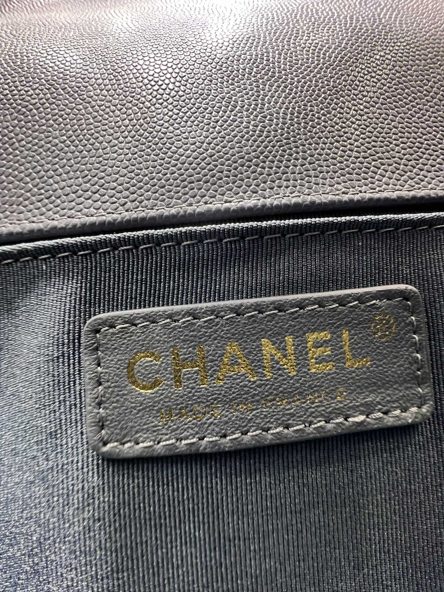 BOY BAG MEDIUM 25 DUNKELGRAU CAVIAR GOLDENE HARDWARE