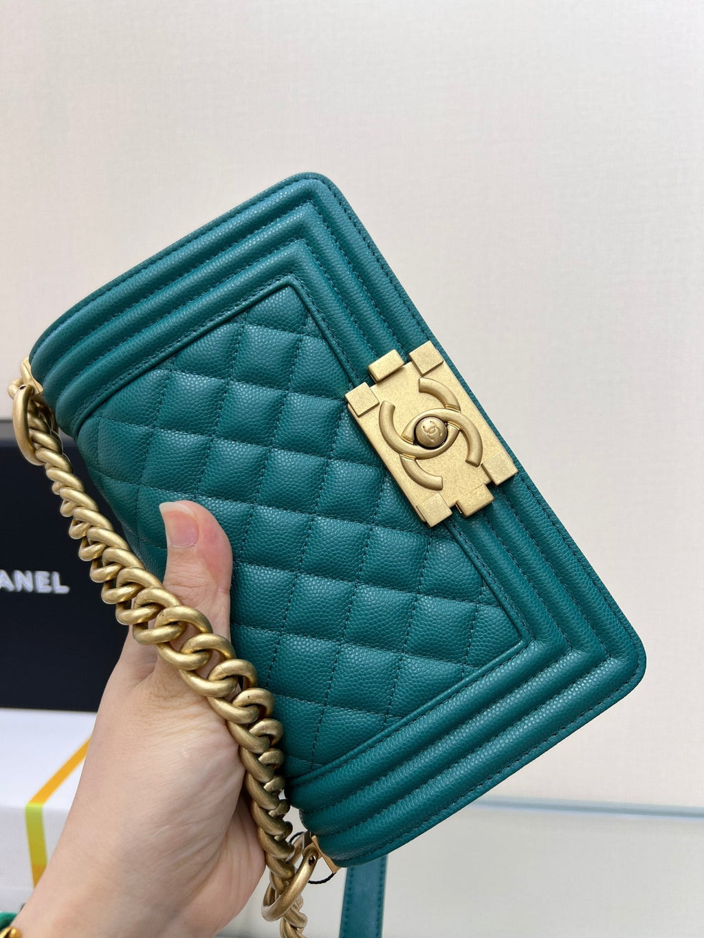 Jungentasche klein 20 Dunkelgrün Kaviar Gold Beschläge