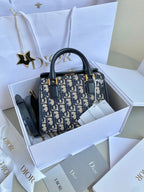 KLEINE BOSTON 22 BLAUE SCHRÄGSTICKEREI