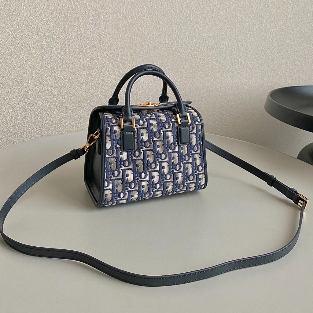 KLEINE BOSTON 22 BLAUE SCHRÄGSTICKEREI