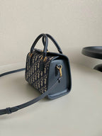 KLEINE BOSTON 22 BLAUE SCHRÄGSTICKEREI