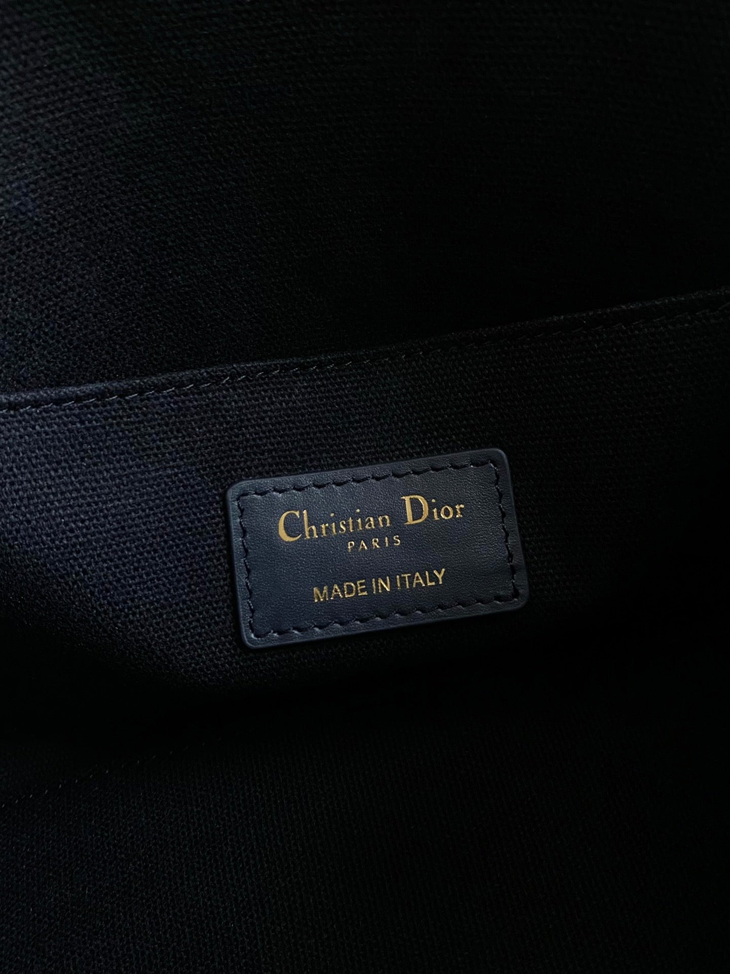 KLEINE BOSTON 22 BLAUE SCHRÄGSTICKEREI