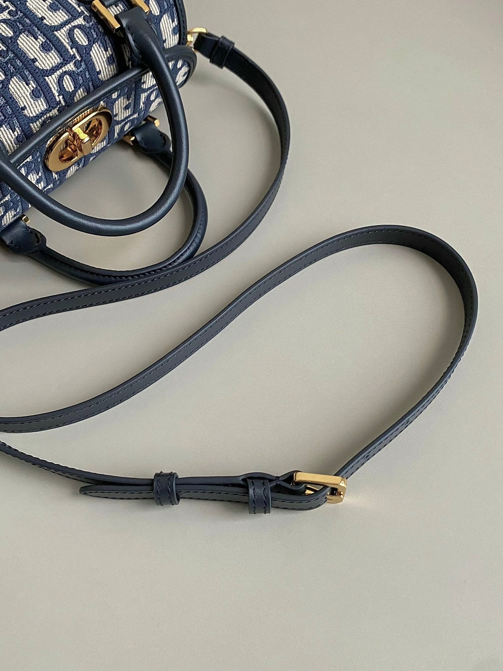 KLEINE BOSTON 22 BLAUE SCHRÄGSTICKEREI