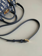 KLEINE BOSTON 22 BLAUE SCHRÄGSTICKEREI