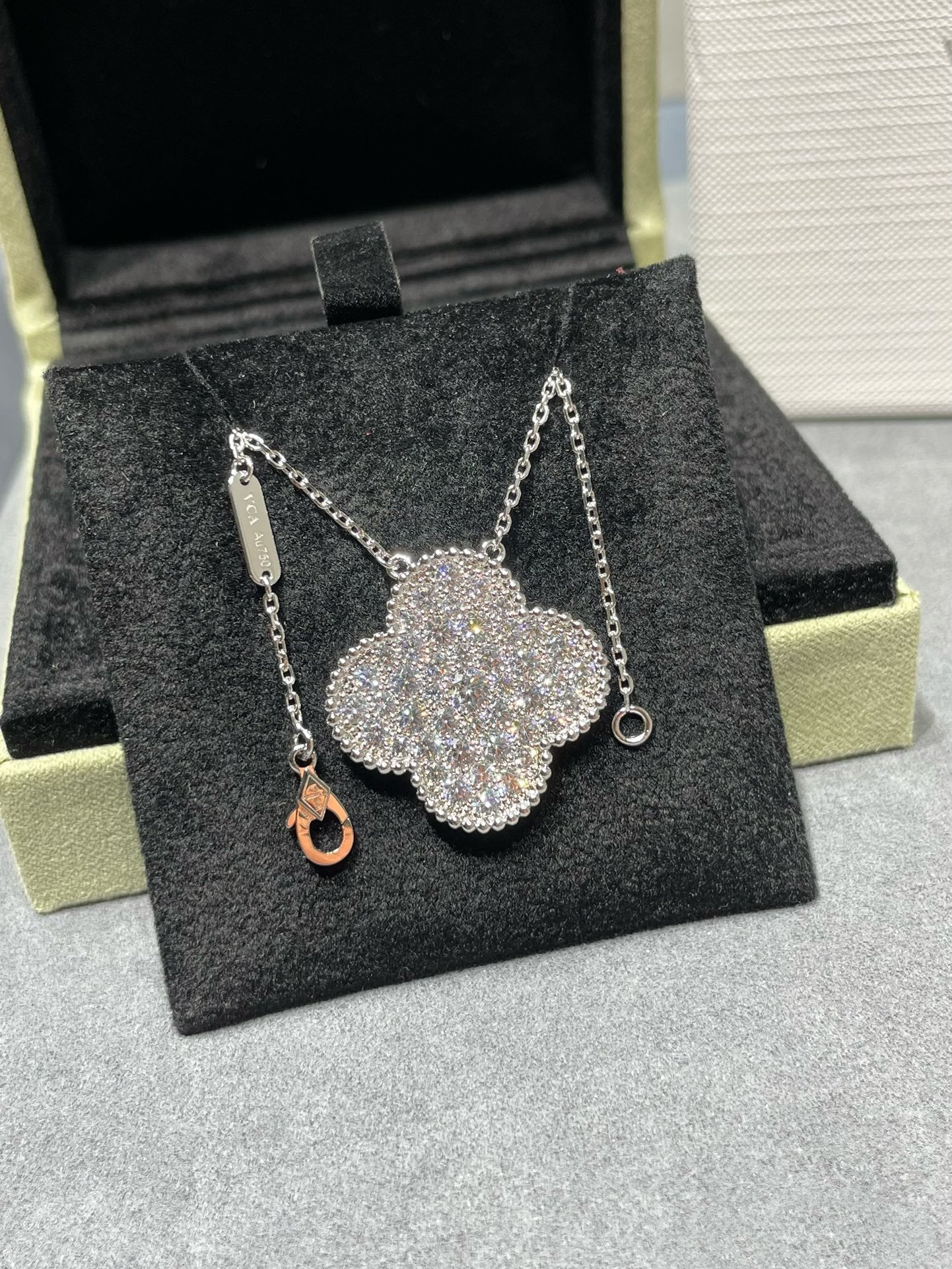 ¡®Jewelicorn¡¯CLOVER 25MM LARGE PENDANT DIAMOND PAVED SILVER NECKLACE