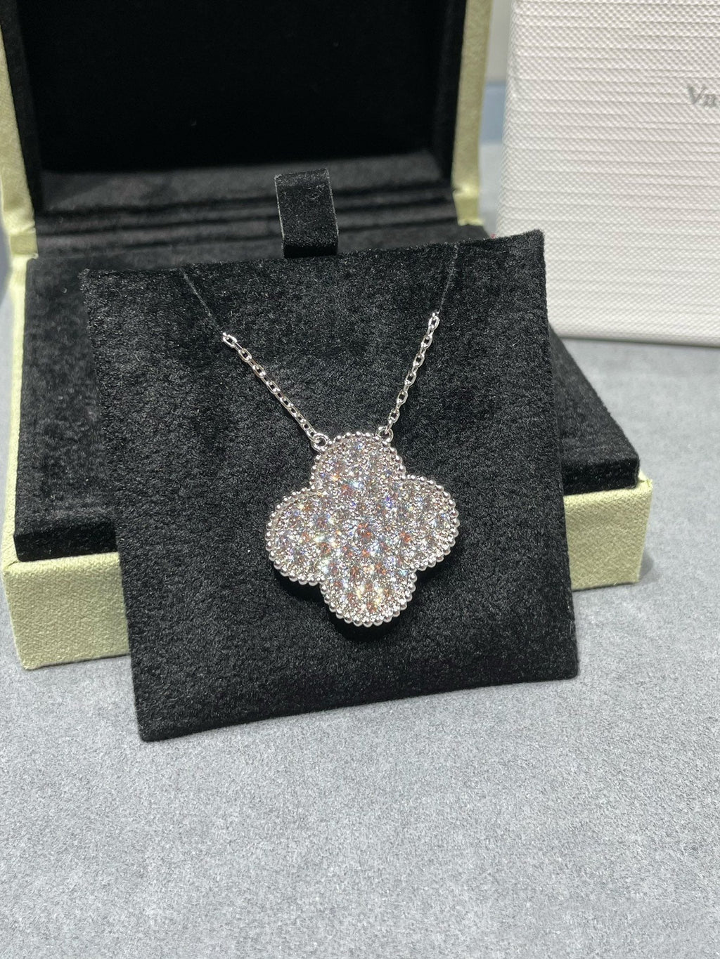 ¡®Jewelicorn¡¯CLOVER 25MM LARGE PENDANT DIAMOND PAVED SILVER NECKLACE